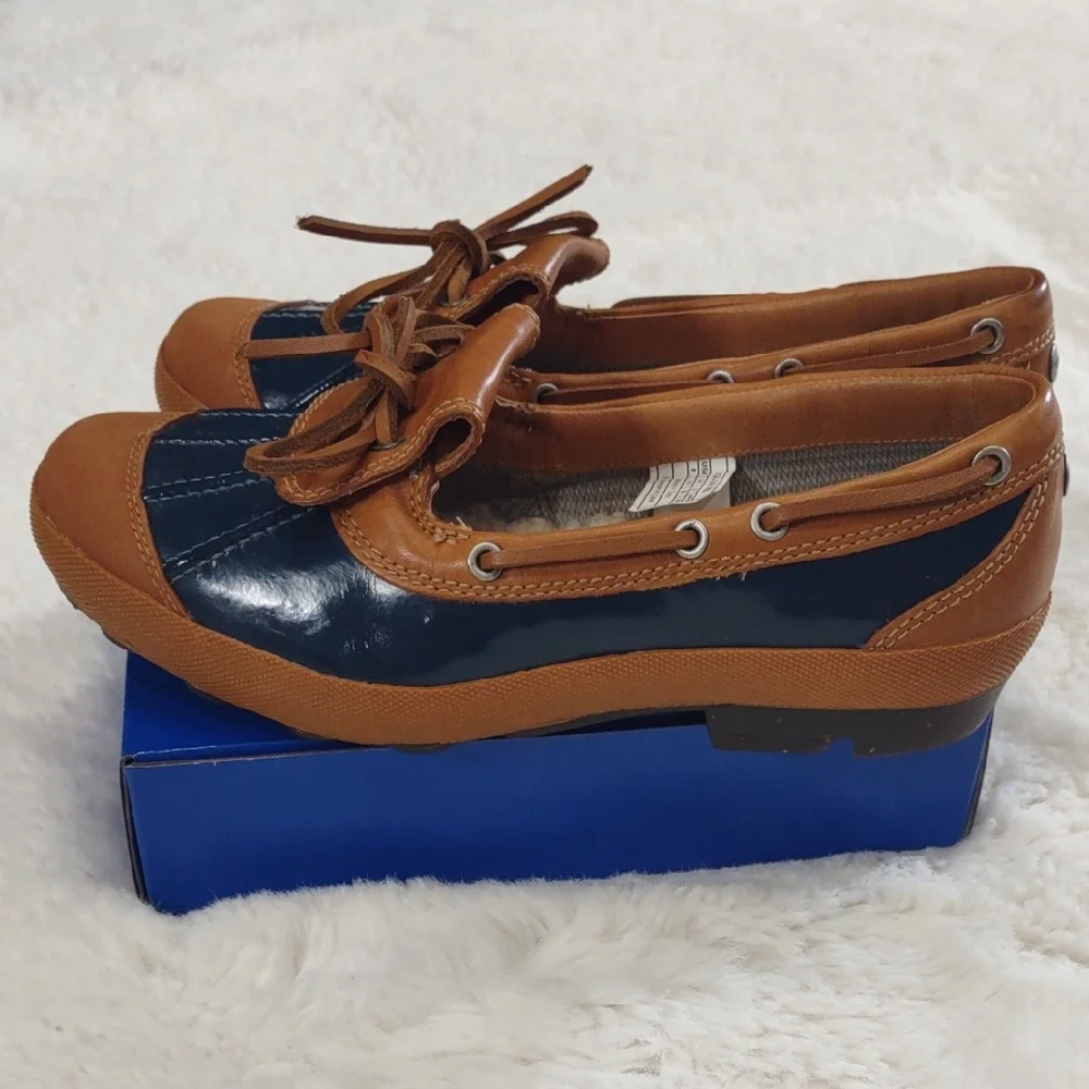 UGG AUSTRALIA Navy and Tan Casual Shoes - Picture 9 of 17